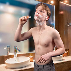mannen scheren de baard voor het goede doel