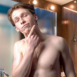 mannen scheren de baard voor het goede doel