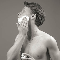 mannen scheren de baard voor het goede doel