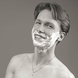 mannen scheren de baard voor het goede doel