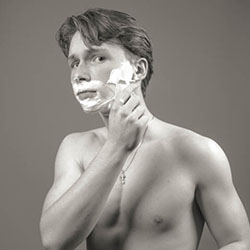 mannen scheren de baard voor het goede doel