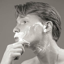 mannen scheren de baard voor het goede doel