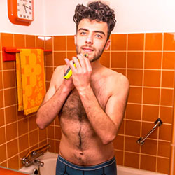 mannen scheren de baard voor het goede doel