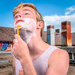 mannen scheren de baard voor het goede doel