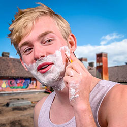 mannen scheren de baard voor het goede doel