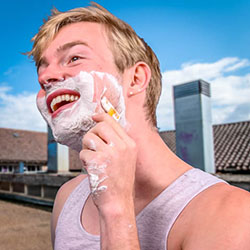 mannen scheren de baard voor het goede doel