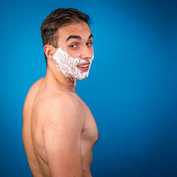 mannen scheren de baard voor het goede doel