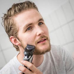 mannen scheren de baard voor het goede doel