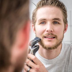 mannen scheren de baard voor het goede doel