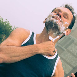 mannen scheren de baard voor het goede doel