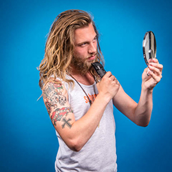 mannen scheren de baard voor het goede doel