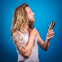 mannen scheren de baard voor het goede doel