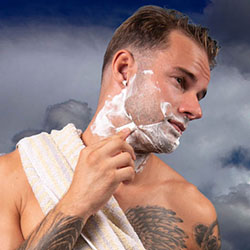 mannen scheren de baard voor het goede doel