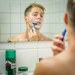 mannen scheren de baard voor het goede doel