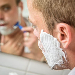 mannen scheren de baard voor het goede doel