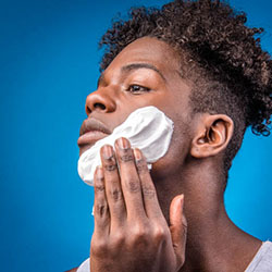 mannen scheren de baard voor het goede doel