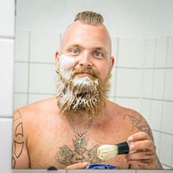 mannen scheren de baard voor het goede doel