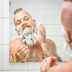 mannen scheren de baard voor het goede doel