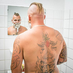 mannen scheren de baard voor het goede doel