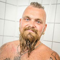 mannen scheren de baard voor het goede doel