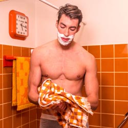 mannen scheren de baard voor het goede doel