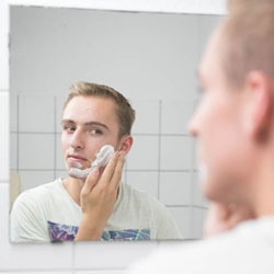 mannen scheren de baard voor het goede doel