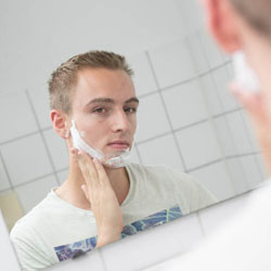 mannen scheren de baard voor het goede doel