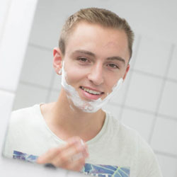 mannen scheren de baard voor het goede doel