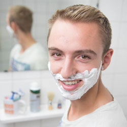 mannen scheren de baard voor het goede doel