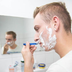 mannen scheren de baard voor het goede doel