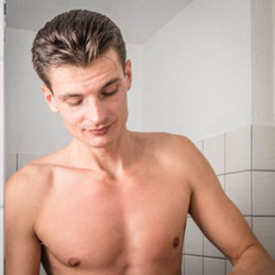 mannen scheren de baard voor het goede doel