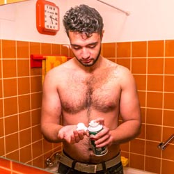 mannen scheren de baard voor het goede doel