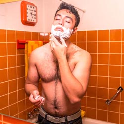 mannen scheren de baard voor het goede doel