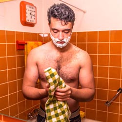 mannen scheren de baard voor het goede doel