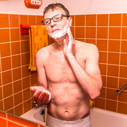 mannen scheren de baard voor het goede doel