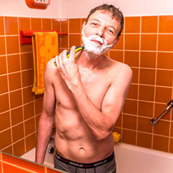 mannen scheren de baard voor het goede doel