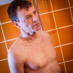 mannen scheren de baard voor het goede doel
