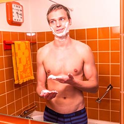 mannen scheren de baard voor het goede doel