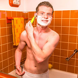 mannen scheren de baard voor het goede doel