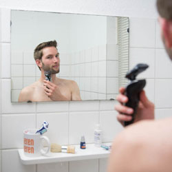 mannen scheren de baard voor het goede doel