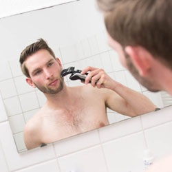 mannen scheren de baard voor het goede doel