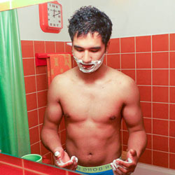 mannen scheren de baard voor het goede doel