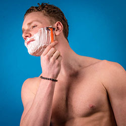mannen scheren de baard voor het goede doel