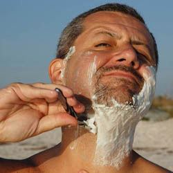 mannen scheren de baard voor het goede doel