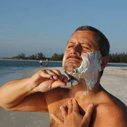 mannen scheren de baard voor het goede doel