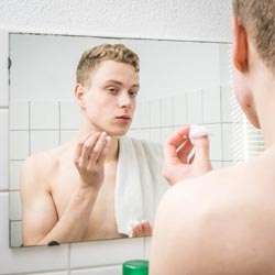 mannen scheren de baard voor het goede doel