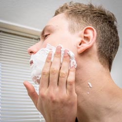 mannen scheren de baard voor het goede doel