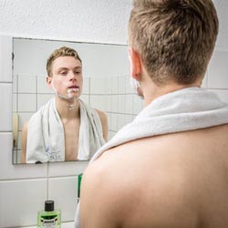 mannen scheren de baard voor het goede doel