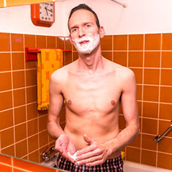 mannen scheren de baard voor het goede doel