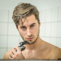 mannen scheren de baard voor het goede doel